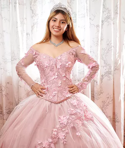 quinceañera con vestido rosa